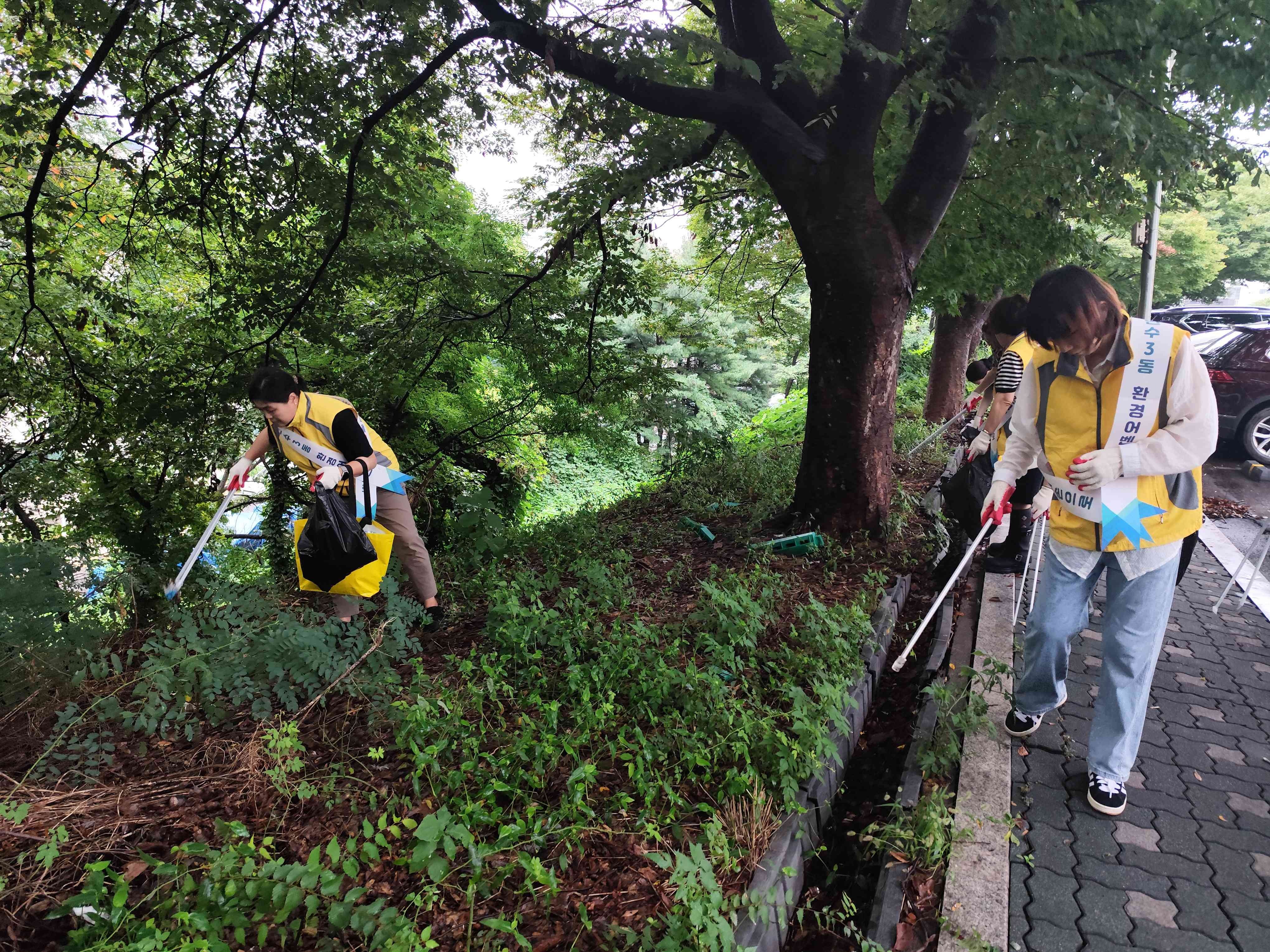 연수구 연수3동 마을공동체 연수3동 환경 어벤져스가 지난 17일 인천 적십자 병원 및 인천 연일 학교 일대에서 환경정화 활동을 펼쳤다